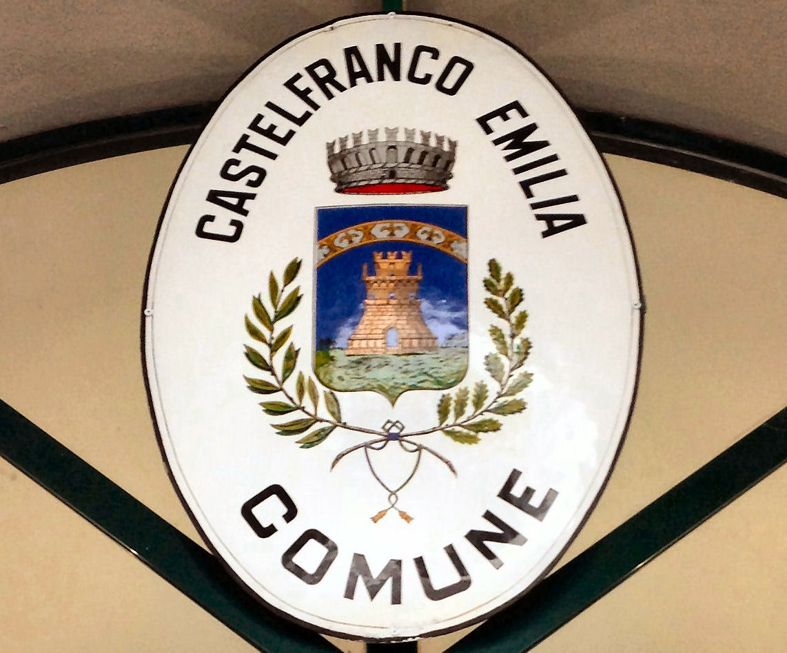 Lo storico stemma del Comune torna sull’ingresso del municipio. foto 